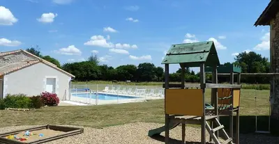 Piscine de l'établissement Maison de charme à Saint-Vincent-la-Châtre avec piscine partagée ou située à proximité
