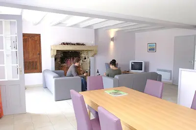 Coin salon dans l'établissement Maison de charme à Saint-Vincent-la-Châtre avec piscine partagée