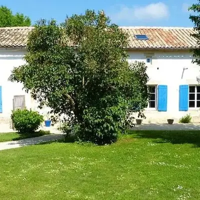 Maison de charme à Saint-Vincent-la-Châtre avec piscine partagée