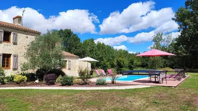 Piscine de l'établissement Au Clos Des Templiers ou située à proximité