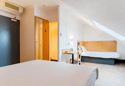 Un ou plusieurs lits dans un hébergement de l'établissement B&B HOTEL Poitiers 3 Futuroscope