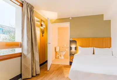 Un ou plusieurs lits dans un hébergement de l'établissement B&B HOTEL Poitiers 3 Futuroscope