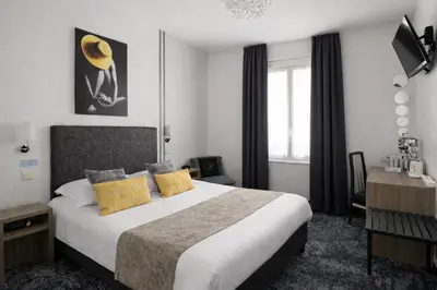 Un ou plusieurs lits dans un hébergement de l'établissement Cit' Hotel de France