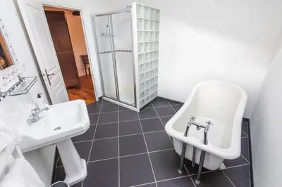Salle de bains dans l'établissement Logis du paradis