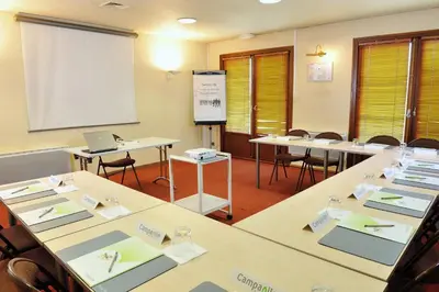 Espace de conférence ou salle de réunion dans l'établissement Campanile Saintes