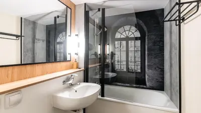 Salle de bains dans l'établissement Campanile NATURE - Niort Est La Crèche