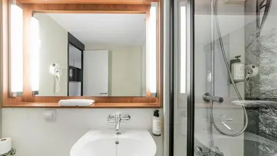 Salle de bains dans l'établissement Campanile NATURE - Poitiers Sud Aeroport