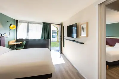 Un ou plusieurs lits dans un hébergement de l'établissement Campanile NATURE - La Rochelle Puilboreau