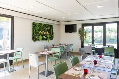Restaurant ou autre lieu de restauration dans l'établissement Campanile NATURE - La Rochelle Puilboreau