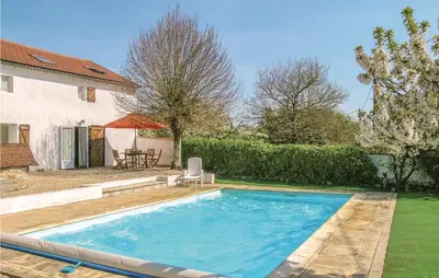 Piscine de l'établissement Stunning Home In L'hermenault ou située à proximité
