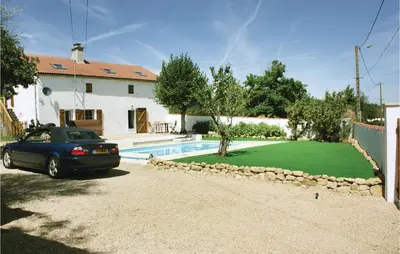 Jardin de l'établissement Stunning Home In L'hermenault