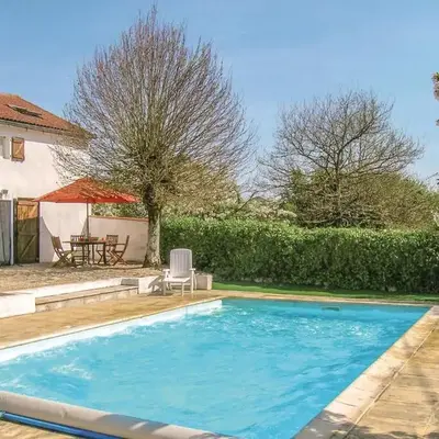 Stunning Home In L'hermenault