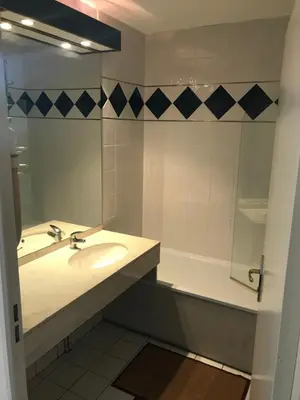 Salle de bains dans l'établissement Appartement Futuroscope-P'