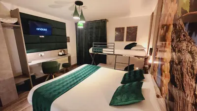 Un ou plusieurs lits dans un hébergement de l'établissement Cit'Hotel Le Cheval Blanc, Cognac Centre