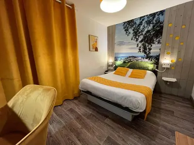 Un ou plusieurs lits dans un hébergement de l'établissement Cit'Hotel Le Cheval Blanc, Cognac Centre