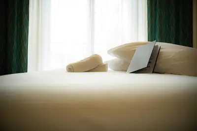 Un ou plusieurs lits dans un hébergement de l'établissement Logis Hôtel & Restaurant Le Cheval Blanc et Clovis