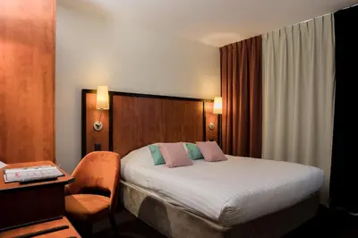 Un ou plusieurs lits dans un hébergement de l'établissement Logis LE RABELAIS Hôtel- Restaurant - SPA