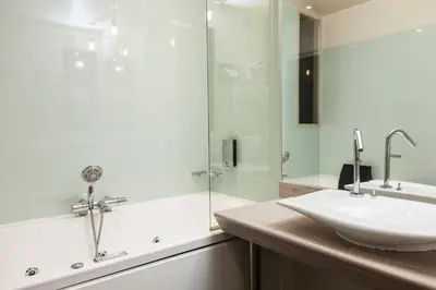 Salle de bains dans l'établissement Logis LE RABELAIS Hôtel- Restaurant - SPA