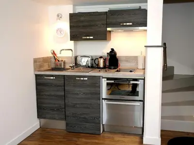 Cuisine ou kitchenette dans l'établissement Face au Jardin