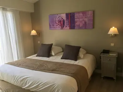 Un ou plusieurs lits dans un hébergement de l'établissement Logis Hôtel Val de Vienne