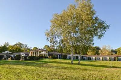 Jardin de l'établissement Logis Hôtel Val de Vienne