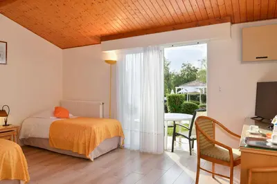 Un ou plusieurs lits dans un hébergement de l'établissement Logis Hôtel Val de Vienne