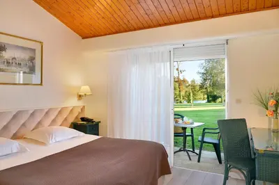 Un ou plusieurs lits dans un hébergement de l'établissement Logis Hôtel Val de Vienne
