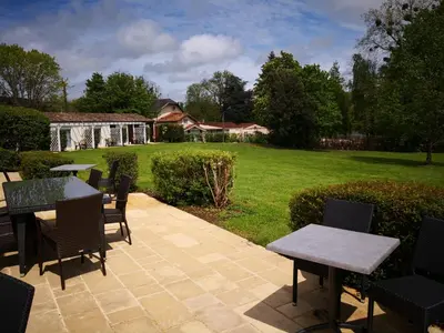 Jardin de l'établissement Logis Hôtel Val de Vienne