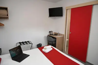Télévision ou salle de divertissement dans l'établissement Cit'Hotel Les Eleis