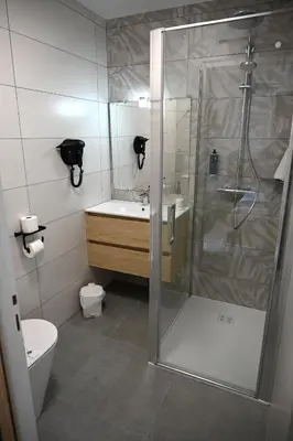 Salle de bains dans l'établissement Cit'Hotel Les Eleis