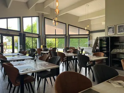 Restaurant ou autre lieu de restauration dans l'établissement Cit'Hotel Les Eleis
