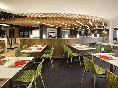Restaurant ou autre lieu de restauration dans l'établissement ibis Poitiers Site du Futuroscope