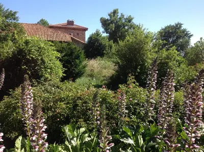 Jardin de l'établissement Domaine Charente Glamping Familyroom Le Jardin with external toilet & shower house & outdoor kitchen
