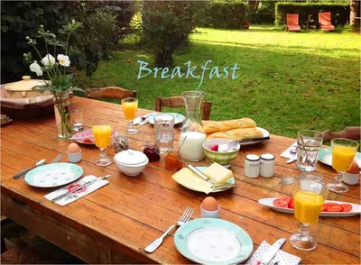 Options de petit-déjeuner proposées aux clients de l'établissement Domaine Charente Glamping Familyroom Le Jardin with external toilet & shower house & outdoor kitchen