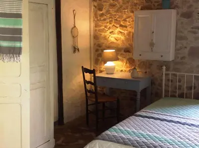 Un ou plusieurs lits dans un hébergement de l'établissement Domaine Charente Glamping Familyroom Le Jardin with external toilet & shower house & outdoor kitchen