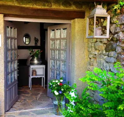Jardin de l'établissement Domaine Charente Glamping Familyroom Le Jardin with external toilet & shower house & outdoor kitchen