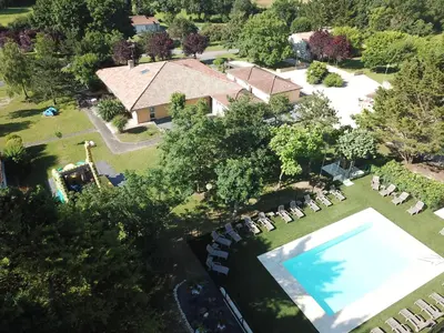 Piscine de l'établissement Le Hameau de Saintonge ou située à proximité