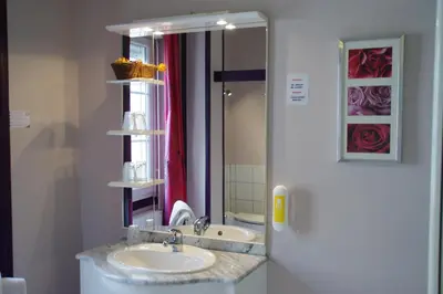 Salle de bains dans l'établissement Logis Hôtel La Résidence, Cognac Centre