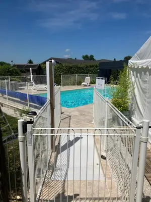 Piscine de l'établissement Les Pilotis Du Cognac ou située à proximité