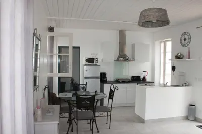Cuisine ou kitchenette dans l'établissement Charmante maison charentaise 