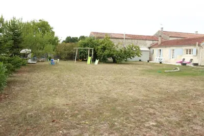 Jardin de l'établissement Charmante maison charentaise 