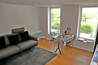 Coin salon dans l'établissement Appartement contemporain à Cognac, 50 m² - Parking.