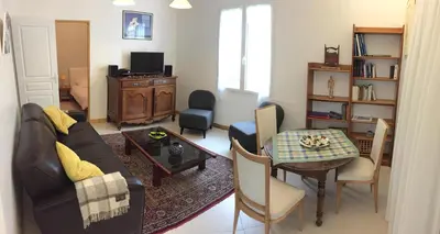 Télévision ou salle de divertissement dans l'établissement Le Cèdre Bleu