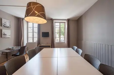 Télévision ou salle de divertissement dans l'établissement Saveurs De l'Abbaye