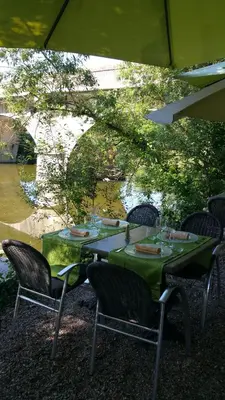 Jardin de l'établissement Logis Auberge De La Riviere