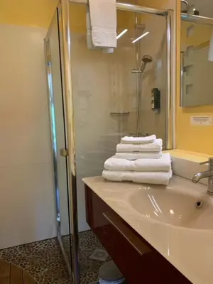 Salle de bains dans l'établissement Logis Auberge De La Riviere