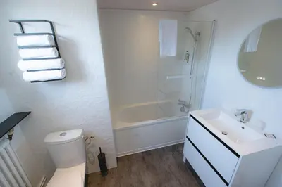 Salle de bains dans l'établissement Hôtel Central