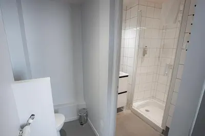 Salle de bains dans l'établissement Hôtel Central