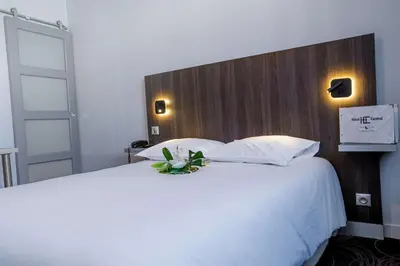 Un ou plusieurs lits dans un hébergement de l'établissement Hôtel Central