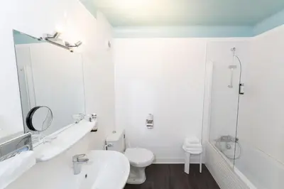 Salle de bains dans l'établissement Grand Hôtel Niort Centre